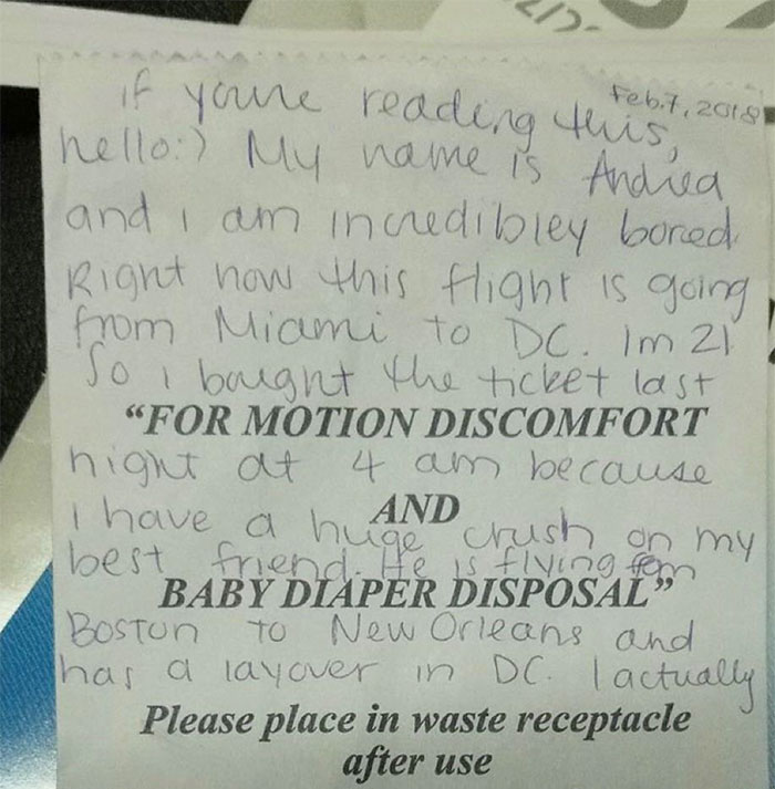 En internet están intentando encontrar a la persona que dejó esta nota en un avión