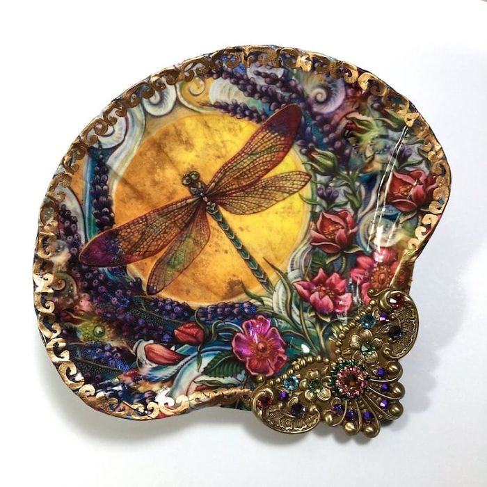 Artist Paints On Shells Turning Them Into Real Treasures