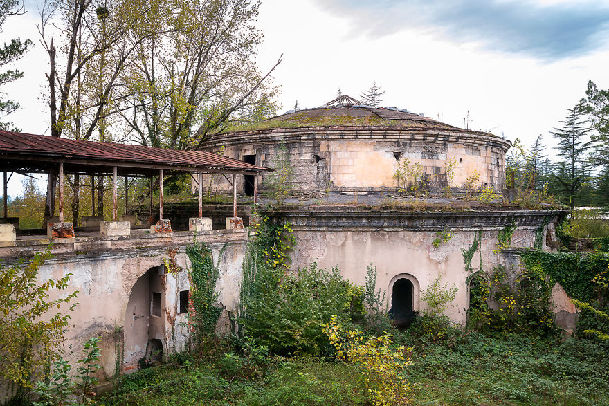 20 Photos Show Decaying Buildings Of Ex-Soviet Spa Resort
