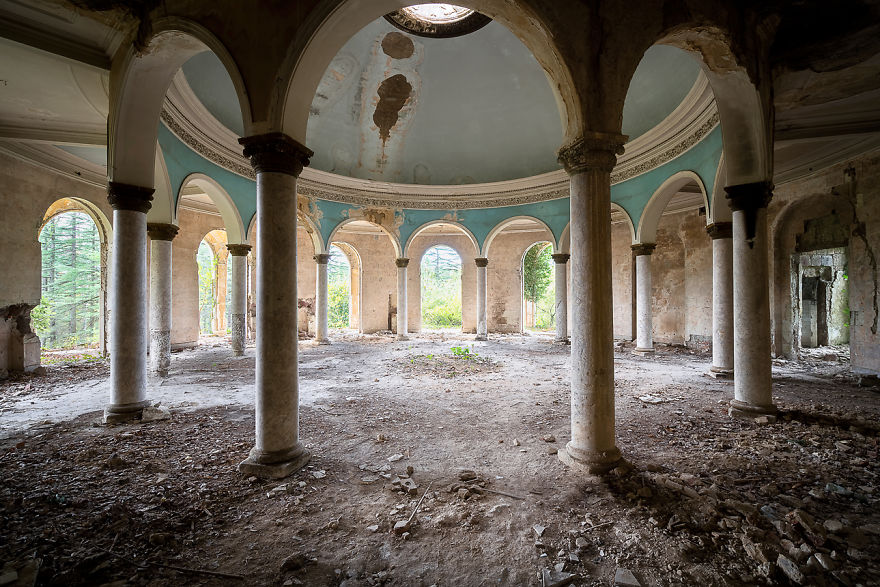 20 Photos Show Decaying Buildings Of Ex-Soviet Spa Resort
