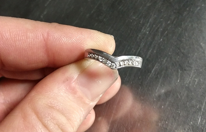 United Aircraft Mechanic Asked People Online To Find This Ring’s Owner, But Got Hilarious Reactions Instead