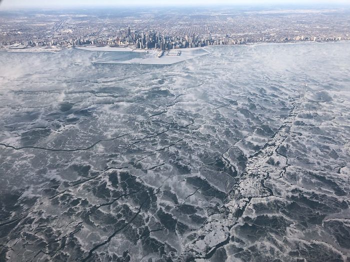 Uno de los pocos vuelos a Chicago de esta mañana. El lago Michigan helado