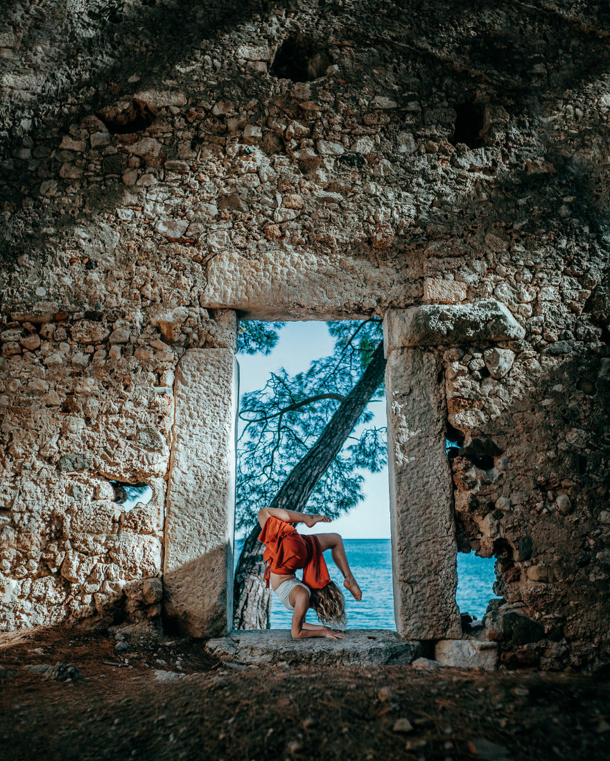 I Photographed A Yoga Teacher In Most Naturel Relevant Way In Beautiful Ancient Harbour City (9 Pics) I Photographed A Yoga Teacher In Most Naturel Relevant Way In Beautiful Ancient Harbour City (9 Pics)
