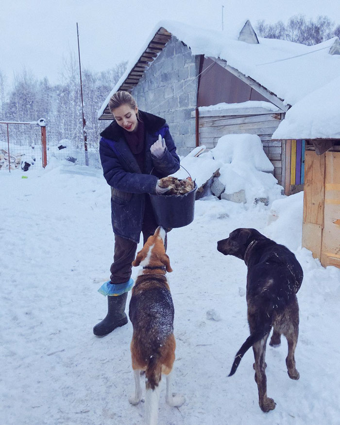 Esta famosa fotógrafa rusa dejó su carrera para vivir en un bosque con 100 perros enfermos