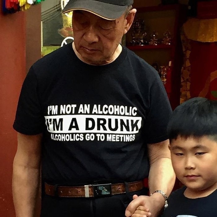 No soy un alcohólico, soy un borracho, los alcohólicos van a reuniones