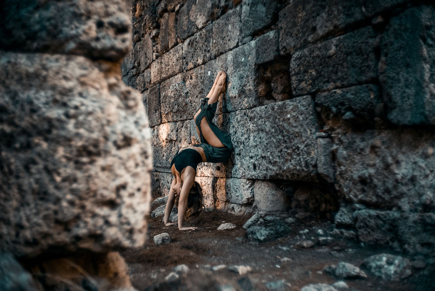 I Photographed A Yoga Teacher In Most Naturel Relevant Way In Beautiful Ancient Harbour City (9 Pics) I Photographed A Yoga Teacher In Most Naturel Relevant Way In Beautiful Ancient Harbour City (9 Pics)