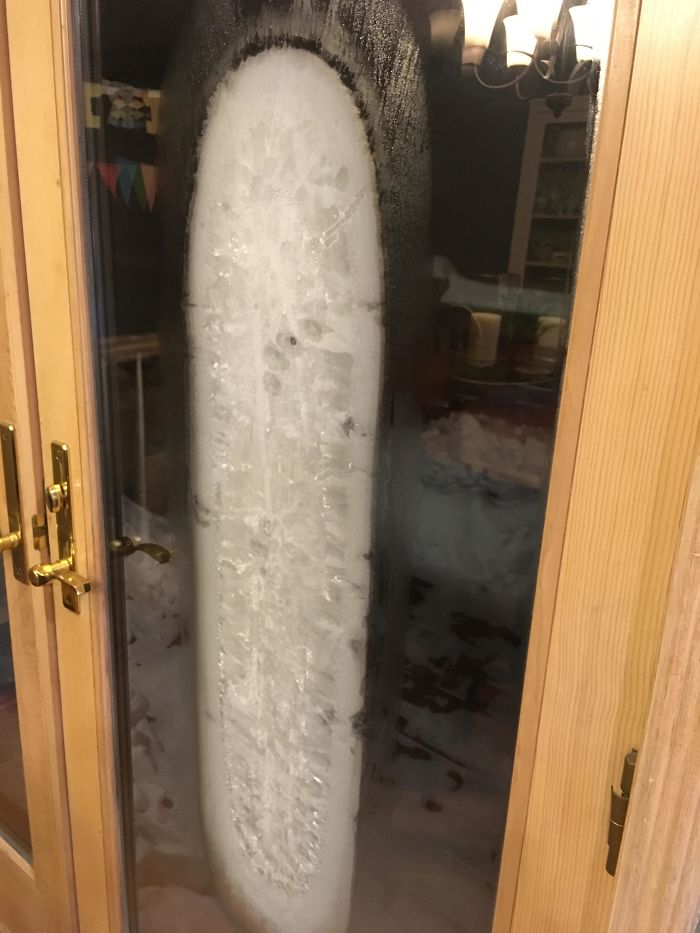 Se ha formado hielo entre los dos paneles de cristal de la puerta