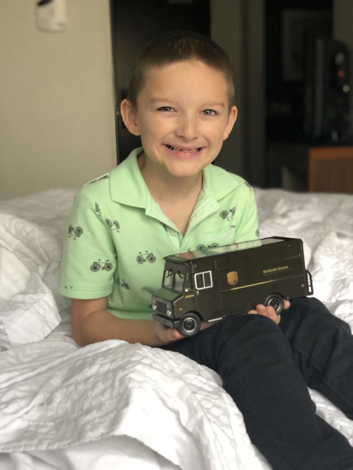 Gracias al repartidor de UPS que le ha regalado a mi hijo por Navidad su propio camión de UPS