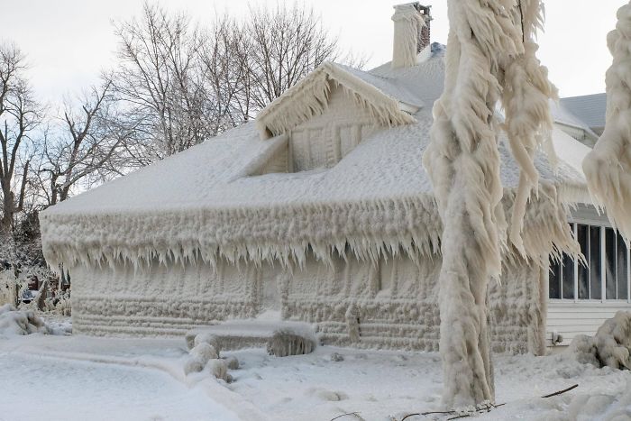 Casa envuelta en hielo tras una ventisca en Ohio (a orillas del lago Erie)