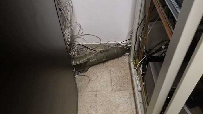 ¿Hay un tipo de explosivo en el suelo de la sala de servidores?