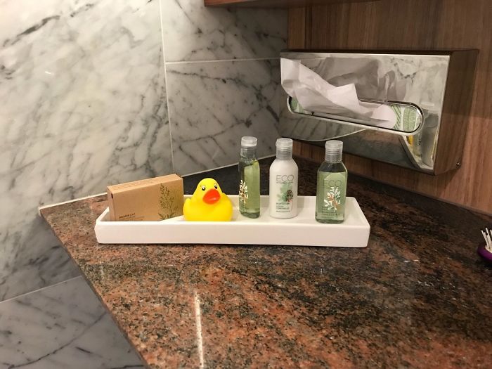 Los productos de baño en mi hotel en Suiza incluían un patito de goma