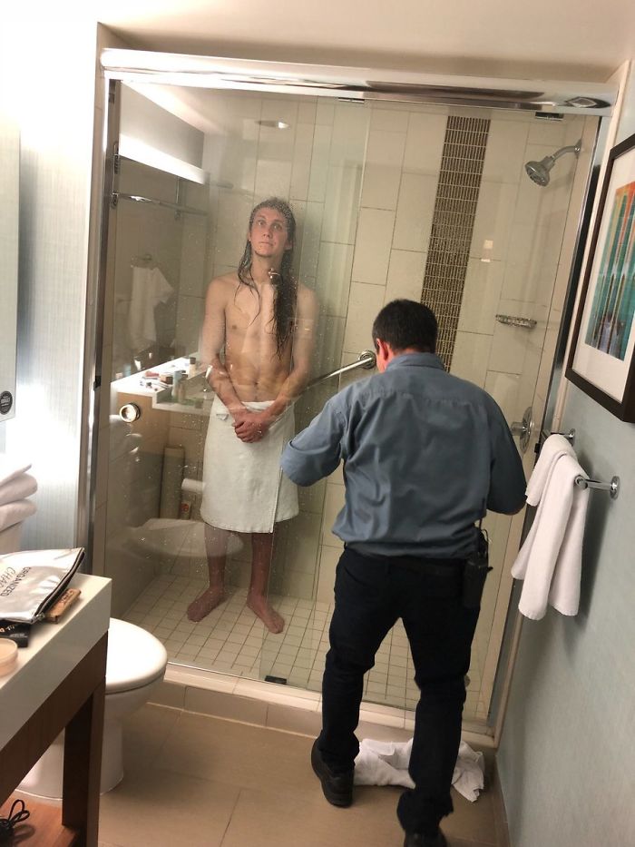 Mi colega se quedó atrapado en la ducha del hotel durante 3 horas