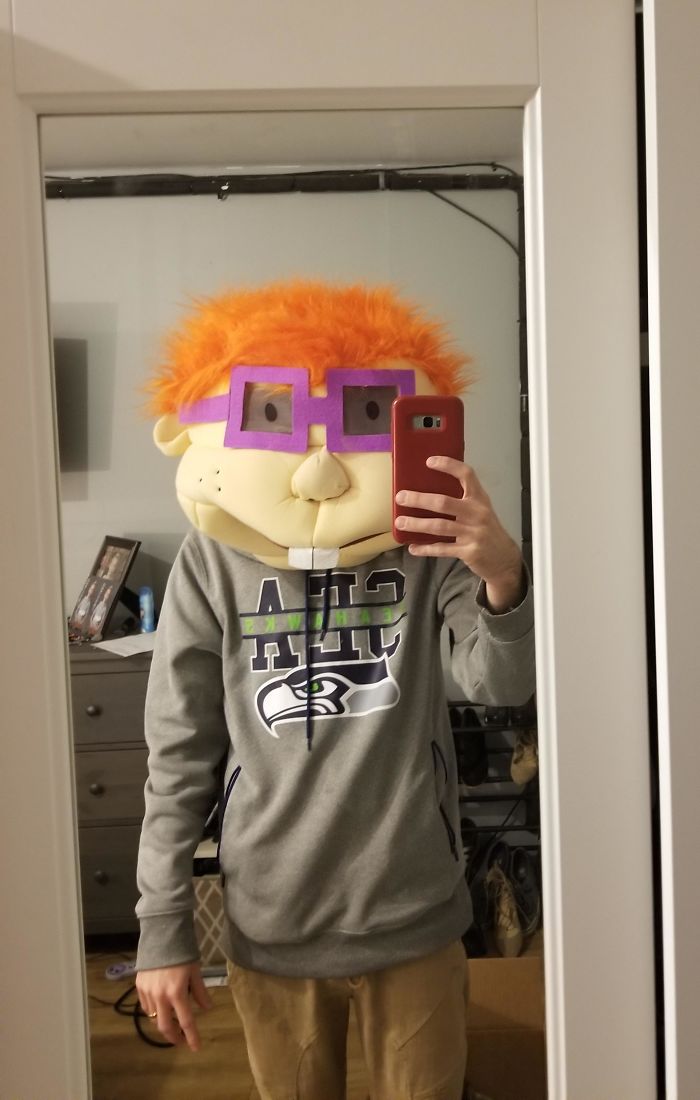 Le pedí a mi esposa una máscara de Chucky para asustar a los niños. Creo que es demasiado inocente