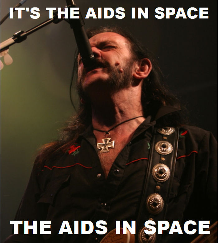 Mi novia me preguntó qué canción era esa de "Aids in space" que cantaba. Me reí mucho cuando me la cantó para ver que era