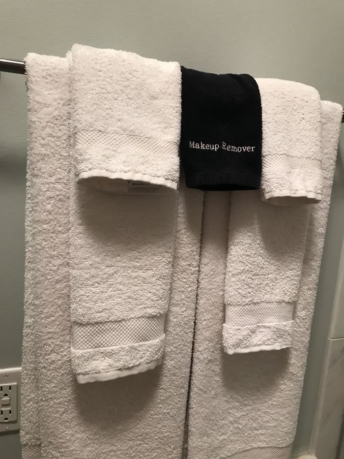 Esta toalla negra en el hotel es para quitarse el maquillaje y que no queden manchadas sin remedio las blancas