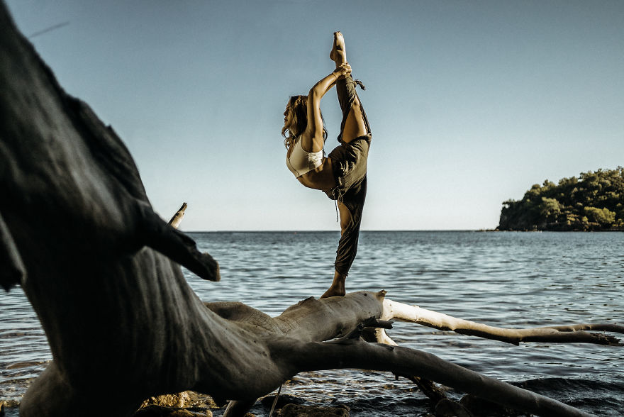 I Photographed A Yoga Teacher In Most Naturel Relevant Way In Beautiful Ancient Harbour City (9 Pics) I Photographed A Yoga Teacher In Most Naturel Relevant Way In Beautiful Ancient Harbour City (9 Pics)