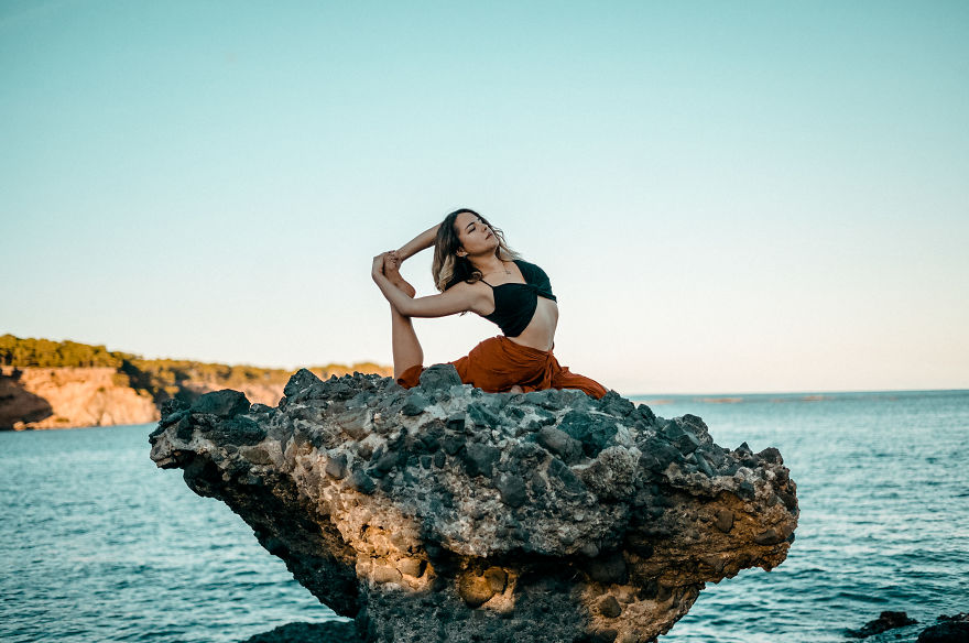 I Photographed A Yoga Teacher In Most Naturel Relevant Way In Beautiful Ancient Harbour City (9 Pics) I Photographed A Yoga Teacher In Most Naturel Relevant Way In Beautiful Ancient Harbour City (9 Pics)