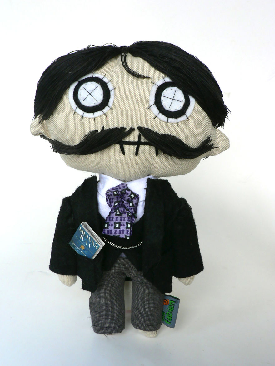 The Artist Who "Obsessed" By Details Designing Cute Personalized Zombie Dolls