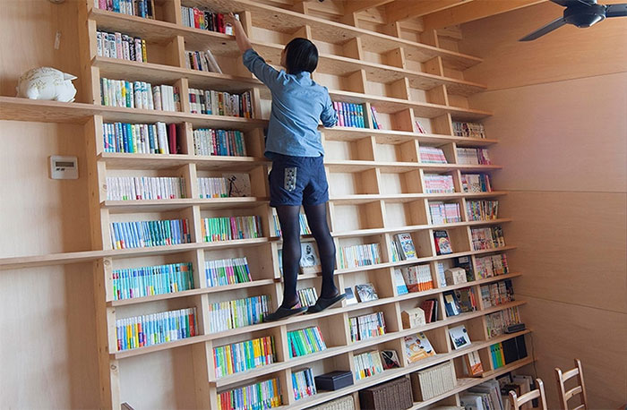 Japanese Architect Presents A Special Bookshelf For Book Lovers Who Live In Seismic Zones