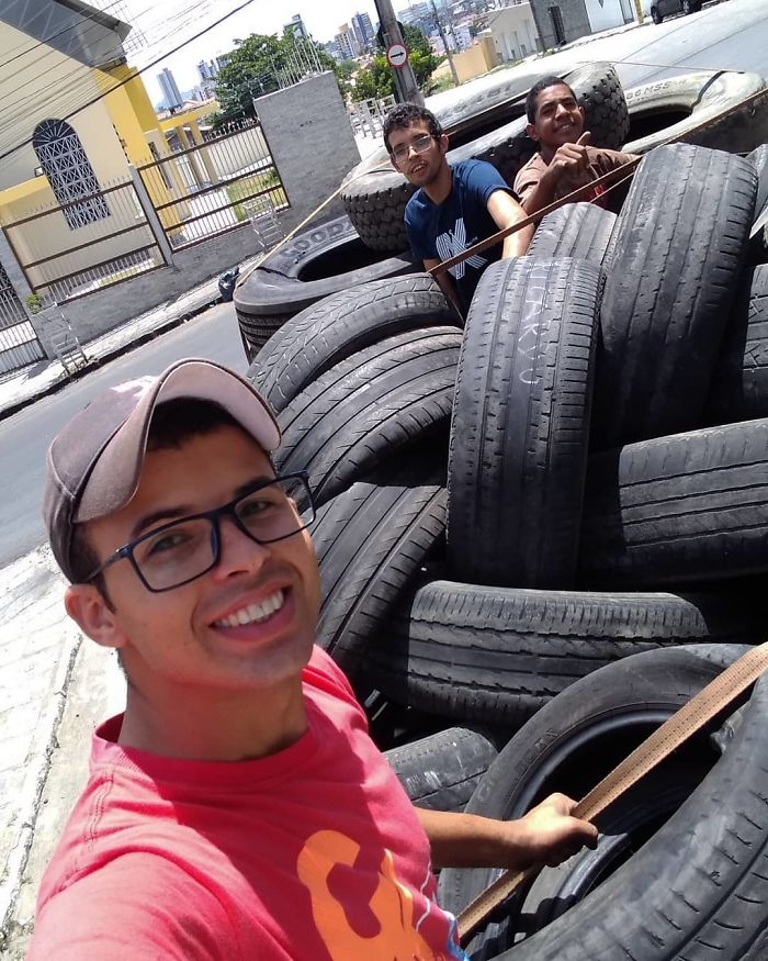Este artista brasileño utiliza los neumáticos usados que la gente tira en la calle para crear camas para animales
