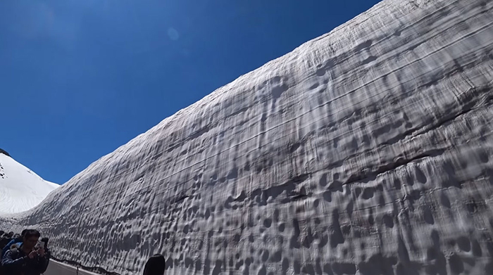 Welcome To The ‘Roof Of Japan’, The Snowiest Road In The World