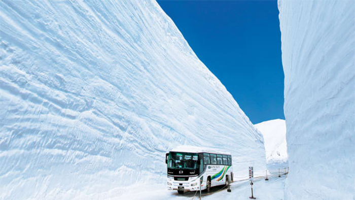 Welcome To The ‘Roof Of Japan’, The Snowiest Road In The World