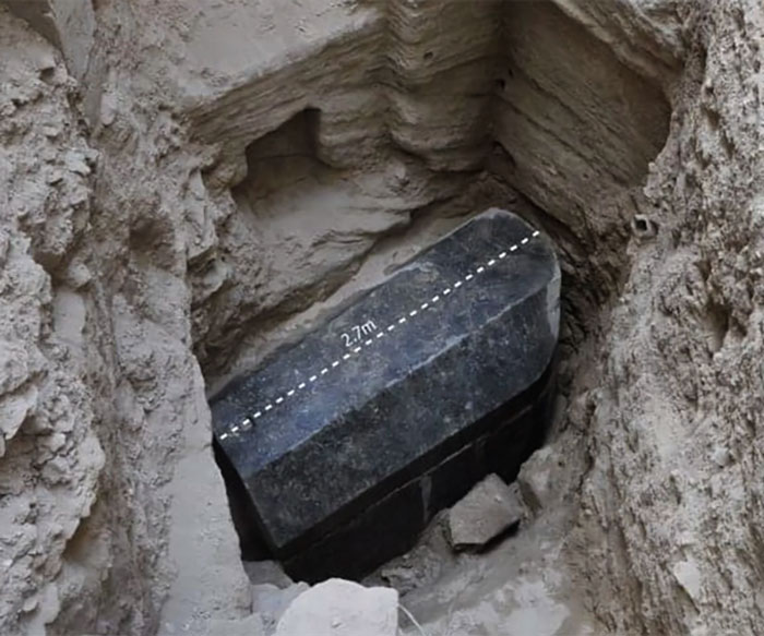 Cuerpos en un sarcófago lleno de aguas fecales