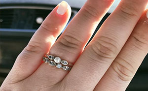 Jewelry Store Employee Shames Man For Buying A 'Pathetic' $130 Engagement Ring, He Gets Defended By His Fiancée