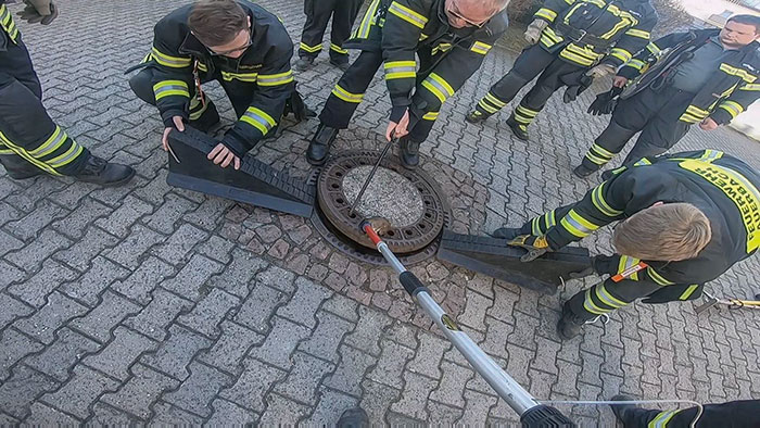 People Are Laughing At A Fat Rat That Got Stuck In Sewer Grate And Needed Fire Brigade To Save Her