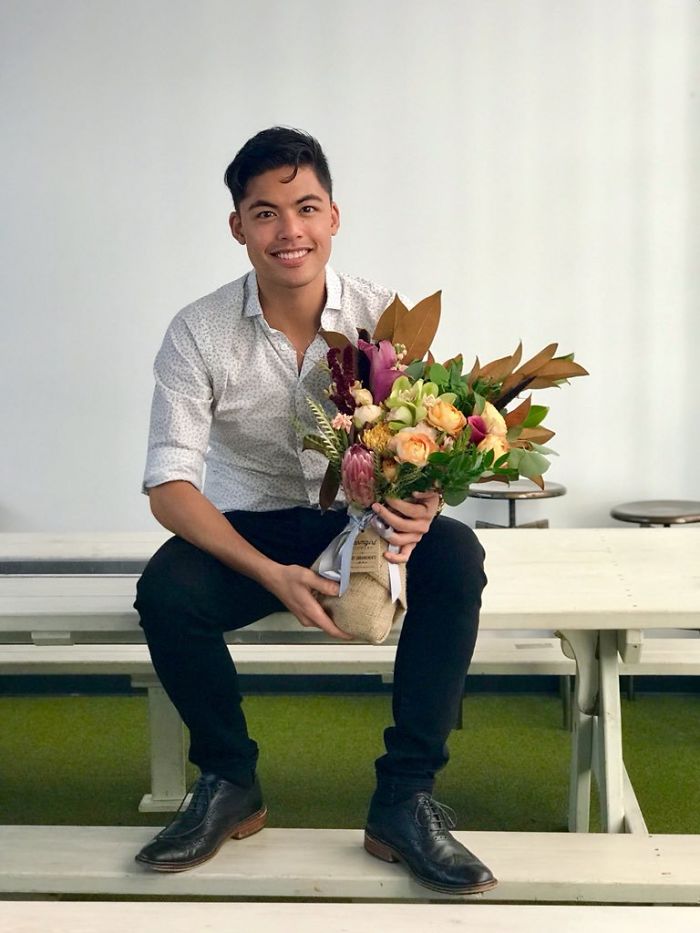 Guy Discovers That Welcoming Flowers He Received On His First Day Of Work Weren’t Meant For Him, And His Story Goes Viral