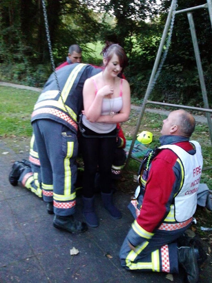 Mi hija quedó atrapada en un columpio para bebés y tuve que llamar a los bomberos entre risas