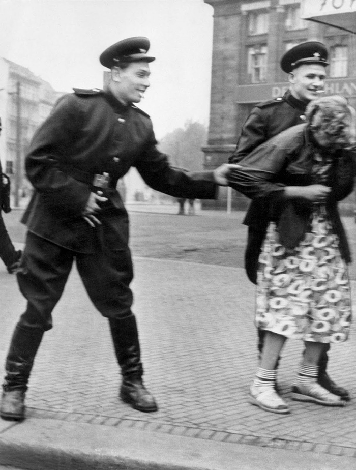 Soldados soviéticos acosando a una mujer alemana