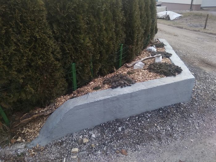 Los vecinos no paraban de derribar la valla de esta familia con sus coches, así que el padre la cambió por cemento y ya ha roto 8 coches