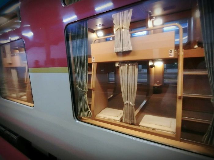 Los trenes nocturnos japoneses parecen normales por fuera, pero son un oasis de paz por dentro