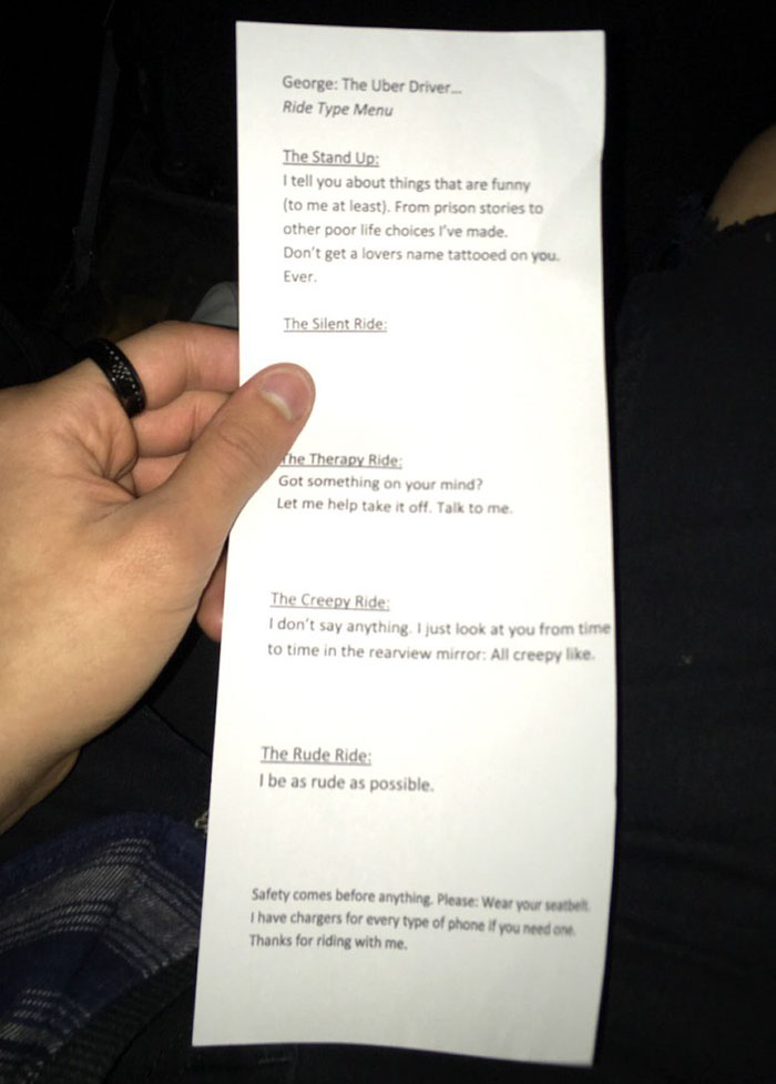 Este conductor de Uber les da a sus pasajeros un menú con los 5 tipos de viaje entre los que pueden elegir