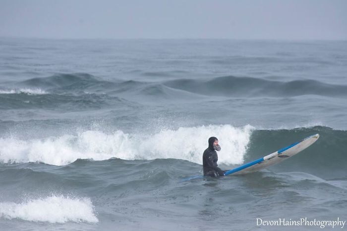 Estos surferos aprendieron por las malas lo que ocurre cuando sales a surfear durante un vórtice polar (18 imágenes)