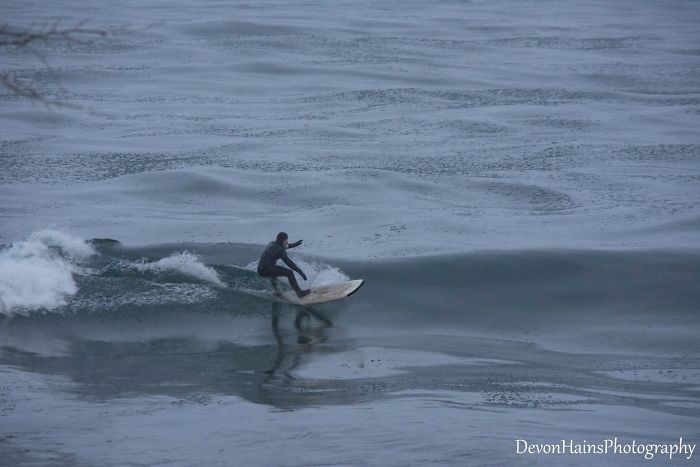 Estos surferos aprendieron por las malas lo que ocurre cuando sales a surfear durante un vórtice polar (18 imágenes)