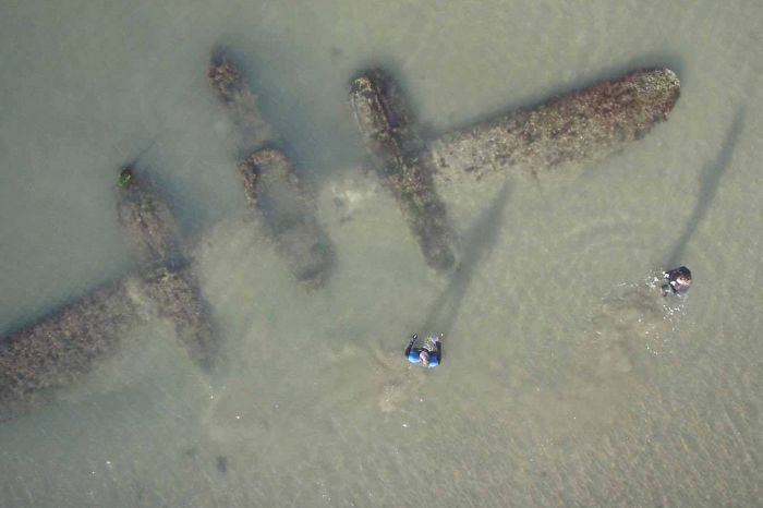 Avión P-38 en una playa de Gales