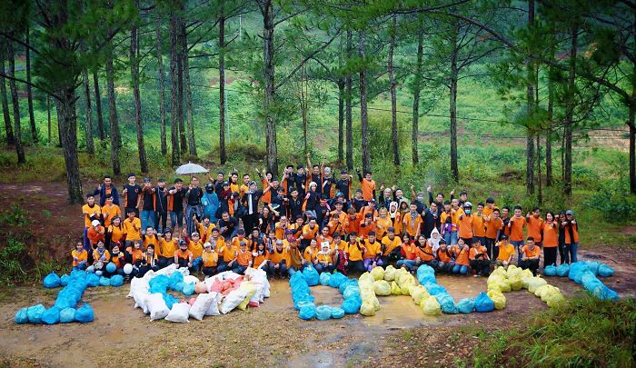 #trashtag From Vietnam, Youngsters Gather Voluntarily To Clean Up The Environment And To Raise Public Awareness