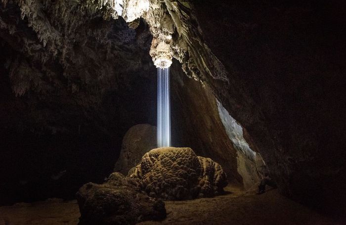 Ducha formada de forma natural dentro de una cueva