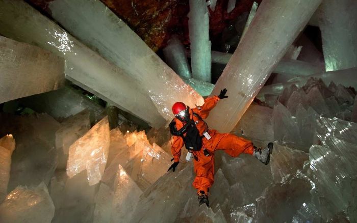 Cueva en México con cristales del tamaño de árboles. No se pueden explorar mucho porque hace mucho calor y la atmósfera es tóxica
