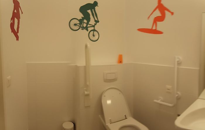 Hay que decorar el baño de discapacitados, pero...