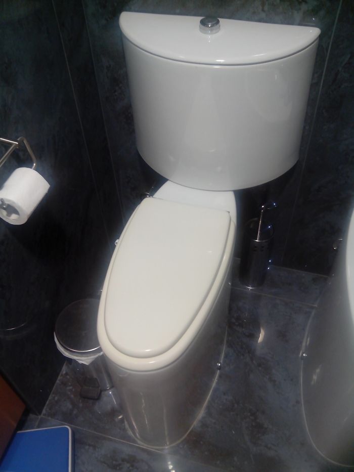 My New Apartment's Toilet Is So Narrow That Even My Skinny Ass Doesn't Fit In It