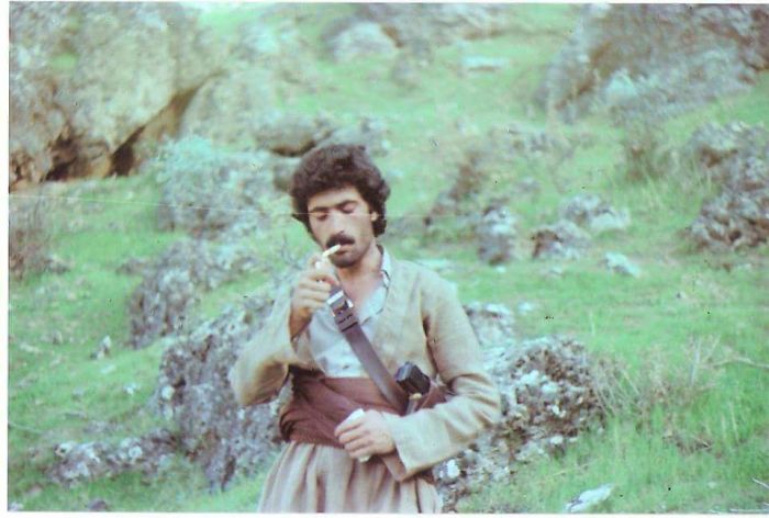 Mi padre fumando cuando luchaba contra el ejército de Sadam Hussein en los 80