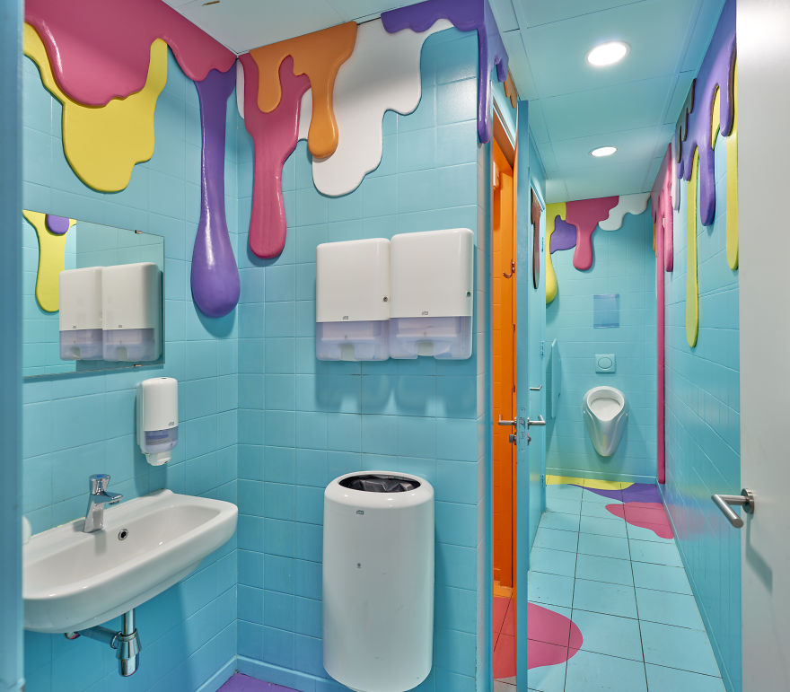 This Company Turned An Office Bathroom Into Selfie Heaven This Company Turned An Office Bathroom Into Selfie Heaven