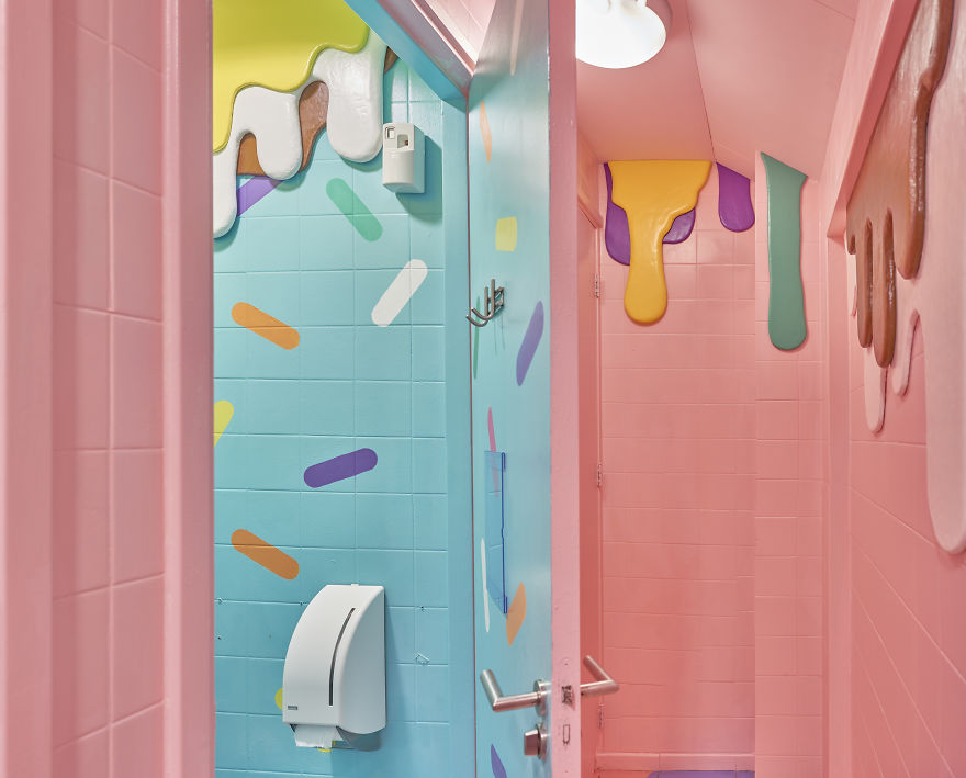 This Company Turned An Office Bathroom Into Selfie Heaven This Company Turned An Office Bathroom Into Selfie Heaven