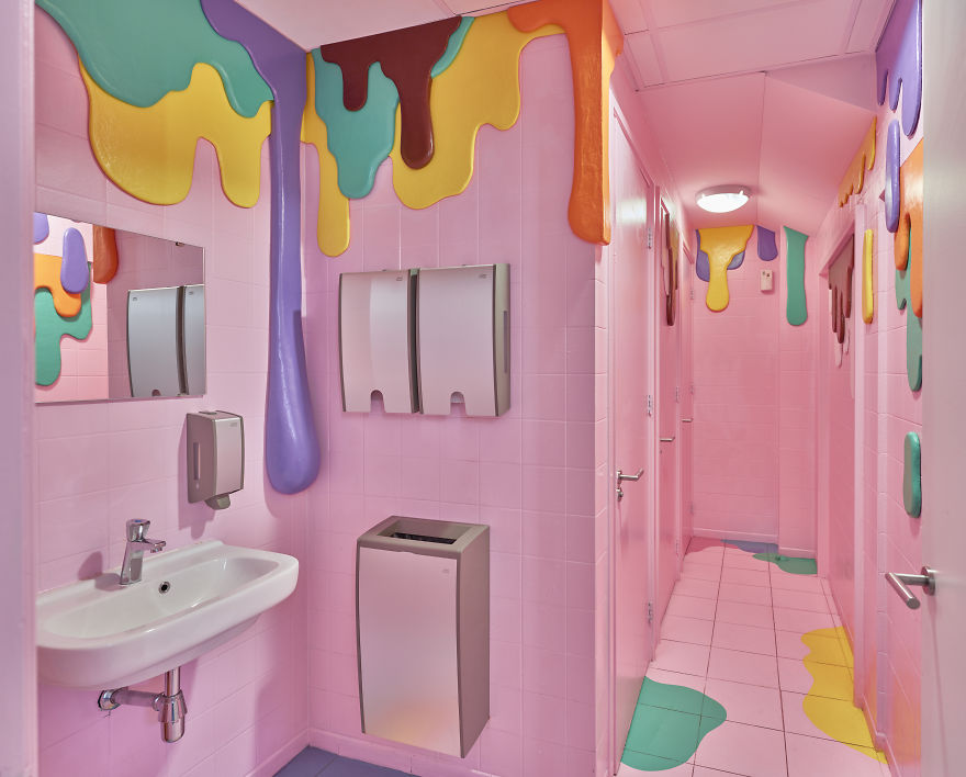 This Company Turned An Office Bathroom Into Selfie Heaven This Company Turned An Office Bathroom Into Selfie Heaven