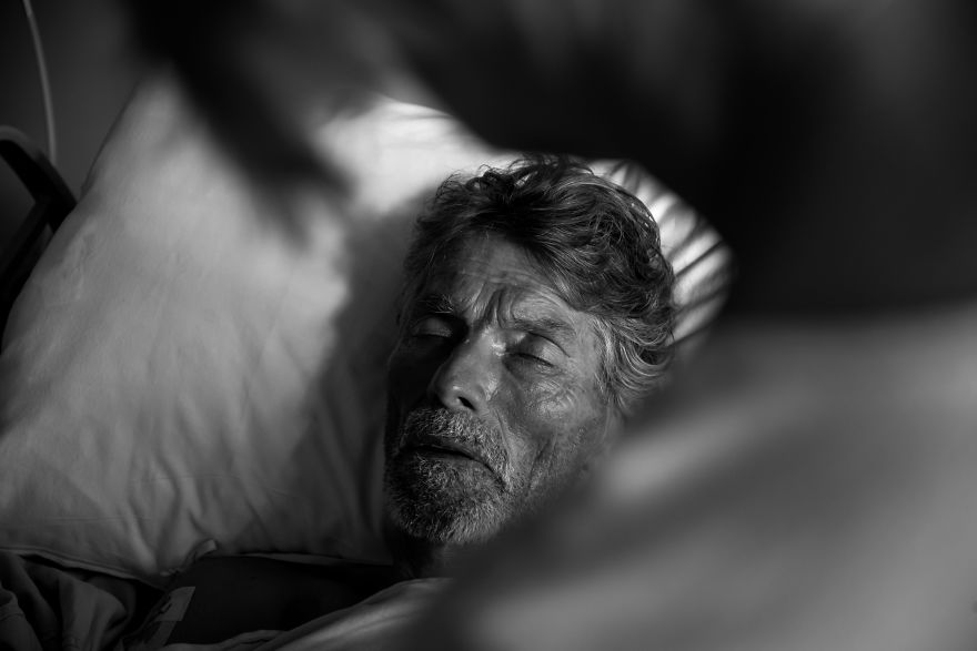 I Shared The Last 17 Days Of My Dad’s Life In Pictures To Break The Silence Around Death