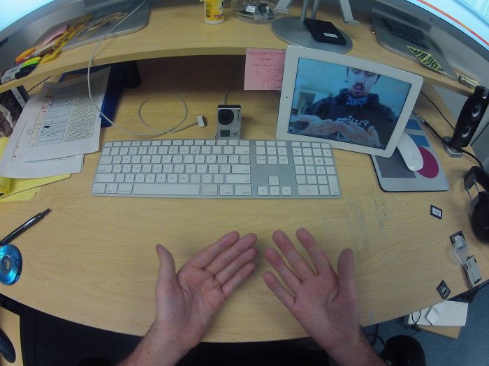 People Can't Understand How This Guy Took A Photo Of Both Of His Hands, He Explains It With Even More 'Unexplainable' Pictures