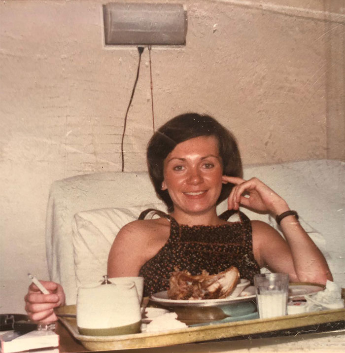Mi madre en el hospital tras dar a luz a mi hermana. Canadá 1978. Cigarrillos y pollo asado